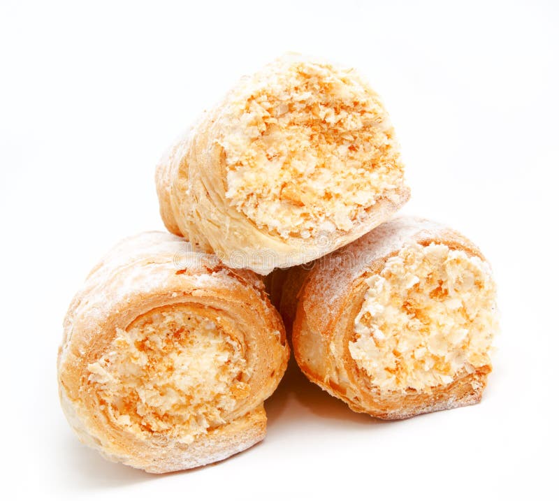 Pâte feuilletée fraîche avec de la crème d'isolement images stock Pâte feuilletée fraîche avec de la crème d'isolement images stock