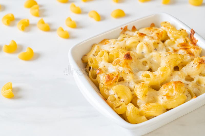 Pâtes au macaroni de mac et de fromage américaines en sauce au fromage. Macaronis mac et fromage en sauce au fromage style américain
