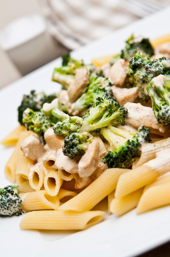 Pâtes avec le plat de poulet et de brocoli photo stock Pâtes avec le plat de poulet et de brocoli photo stock