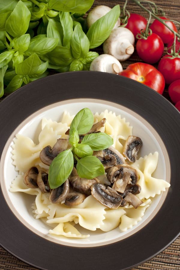 Pâtes avec les champignons et la sauce photo stock Pâtes avec les champignons et la sauce photo stock