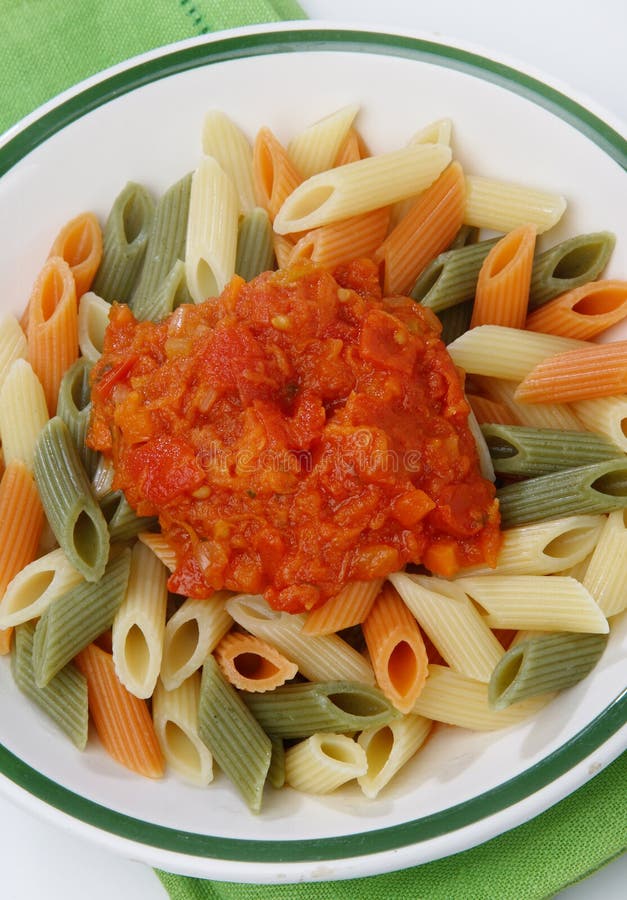 Pâtes colorées avec la sauce tomate images libres de droits