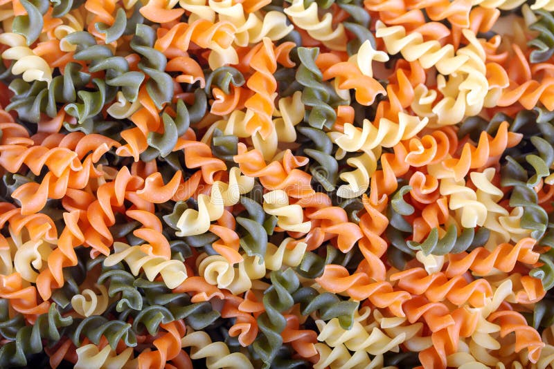 Pâtes crues colorées de rutini avec des légumes comme comme le fond photographie stock Pâtes crues colorées de rutini avec des légumes comme comme le fond photographie stock