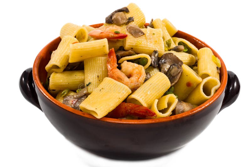 Pâtes de crevette et de champignon dans le pot d'argile en céramique images libres de droits Pâtes de crevette et de champignon dans le pot d'argile en céramique images libres de droits