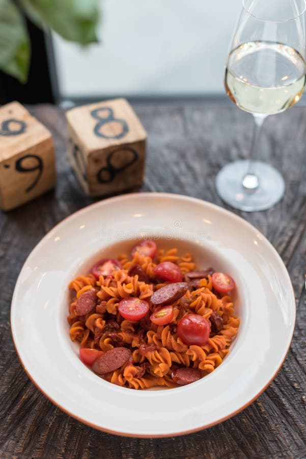 Pâtes de Fusilli rouge avec saucisses, tomates fraîches et sauce tomate photographie stock libre de droits Pâtes de Fusilli rouge avec saucisses, tomates fraîches et sauce tomate photographie stock libre de droits