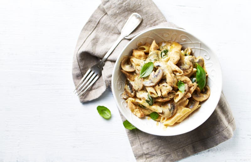 Pâtes de Penne avec de la sauce à champignons, à poulet, à épinards et à crème Cuisine m?diterran?enne images libres de droits Pâtes de Penne avec de la sauce à champignons, à poulet, à épinards et à crème Cuisine m?diterran?enne images libres de droits