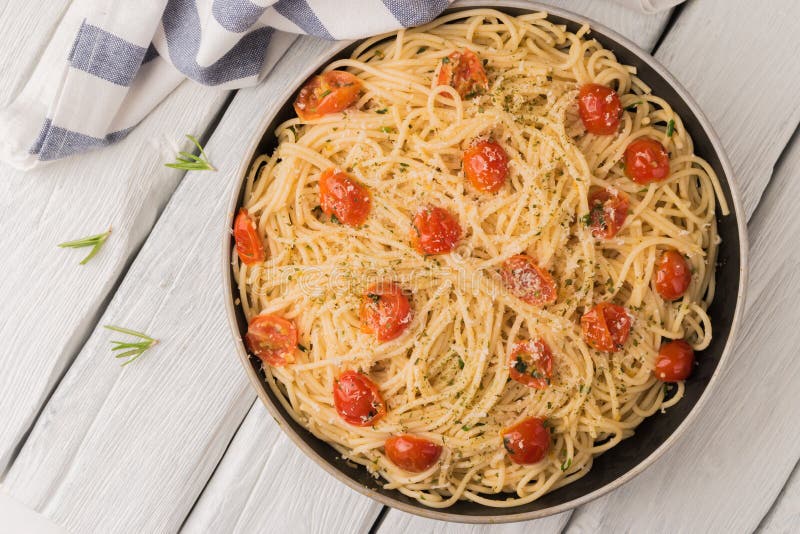Pâtes de spaghetti avec les tomates et le persil sur la table en bois photographie stock libre de droits Pâtes de spaghetti avec les tomates et le persil sur la table en bois photographie stock libre de droits