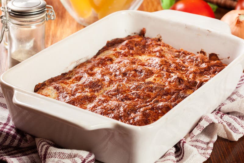 Pâtes italiennes de Cannelloni cuites au four dans le plat de cocotte en terre image libre de droits Pâtes italiennes de Cannelloni cuites au four dans le plat de cocotte en terre image libre de droits