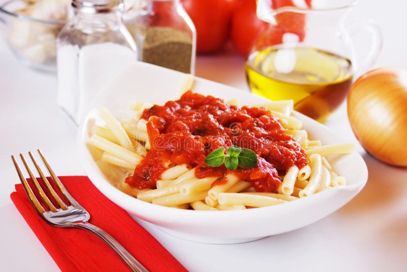 Pâtes italiennes de macaronis avec la sauce tomate