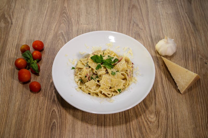 Pâtes pappardelle avec sauce au fromage blanc et jambon photo libre de droits