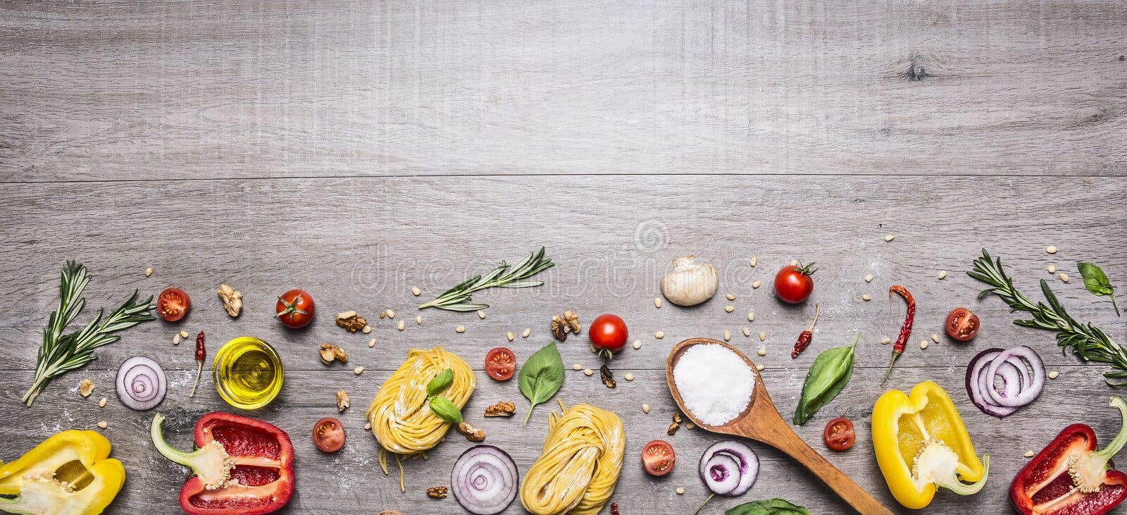 Pâtes, tomates et ingrédients pour faire cuire sur le fond rustique, vue supérieure, frontière Concept italien de nourriture Pâtes, tomates et ingrédients pour faire cuire sur le fond rustique, vue supérieure, frontière Concept italien de nourriture