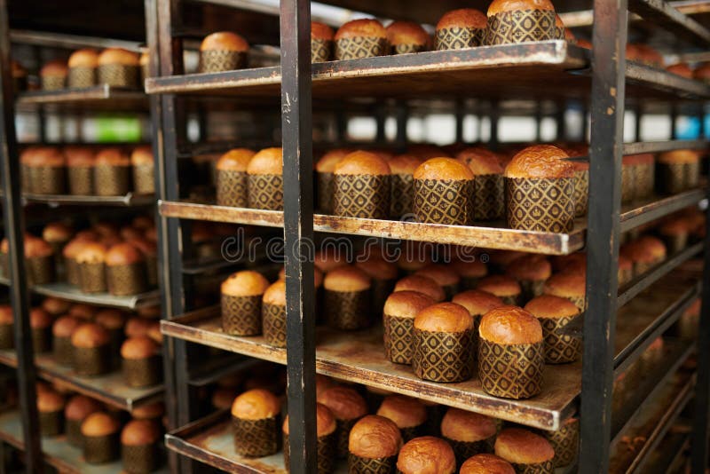 Pâtisserie délicieuse prête à l'usine de confiserie image libre de droits Pâtisserie délicieuse prête à l'usine de confiserie image libre de droits