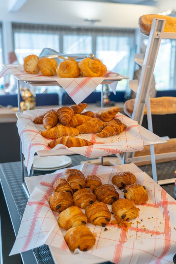 Pâtisserie européenne traditionnelle savoureuse sur l'étagère décorée à la boulangerie image stock Pâtisserie européenne traditionnelle savoureuse sur l'étagère décorée à la boulangerie image stock