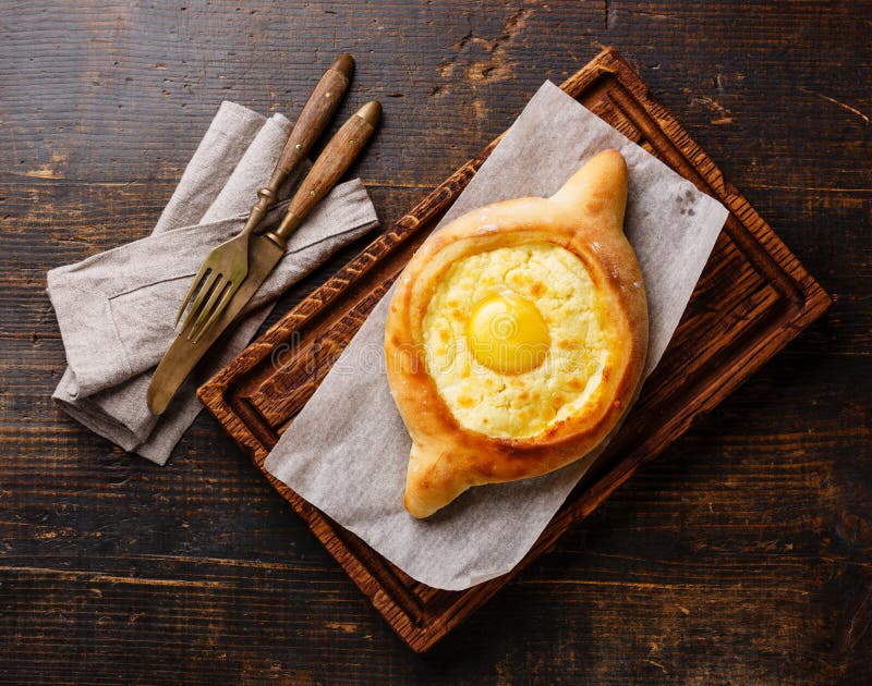 Pâtisserie géorgienne de fromage de khachapuri d'Ajarian images stock Pâtisserie géorgienne de fromage de khachapuri d'Ajarian images stock