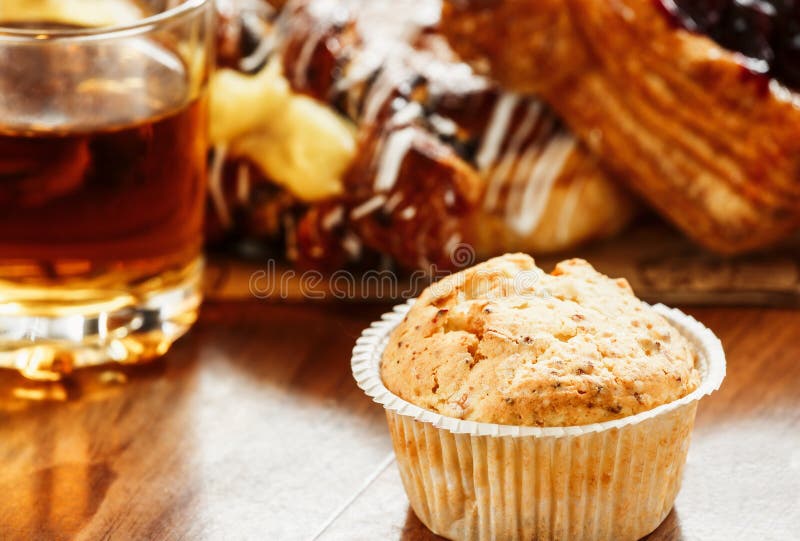 Pâtisseries, petits pains, gâteau de crème anglaise, un verre de jus de pomme sur la table Plan rapproché photo libre de droits Pâtisseries, petits pains, gâteau de crème anglaise, un verre de jus de pomme sur la table Plan rapproché photo libre de droits
