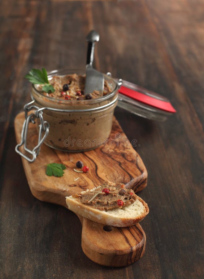 Pâté de foie de boeuf avec du pain image stock Pâté de foie de boeuf avec du pain image stock