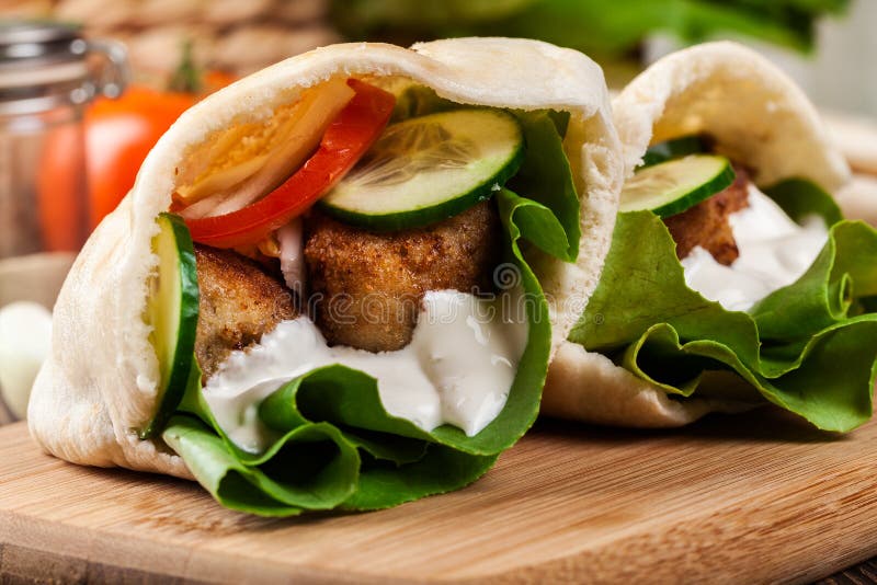 Download Pão Do Pão árabe Com Falafel E Os Legumes Frescos Imagem de Stock - Imagem de comer, orgânico: 65576265
