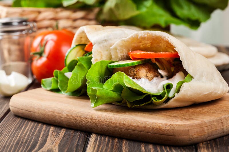 Download Pão Do Pão árabe Com Falafel E Os Legumes Frescos Imagem de Stock - Imagem de fresco, egipto: 65576339