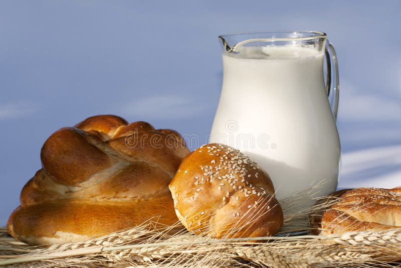 Pão e jarro do cozimento com leite