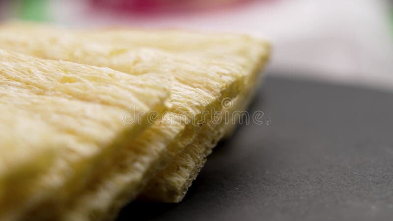 Pão estaladiço de milho com dieta saudável e pão estaladiço na cozinha fecha.