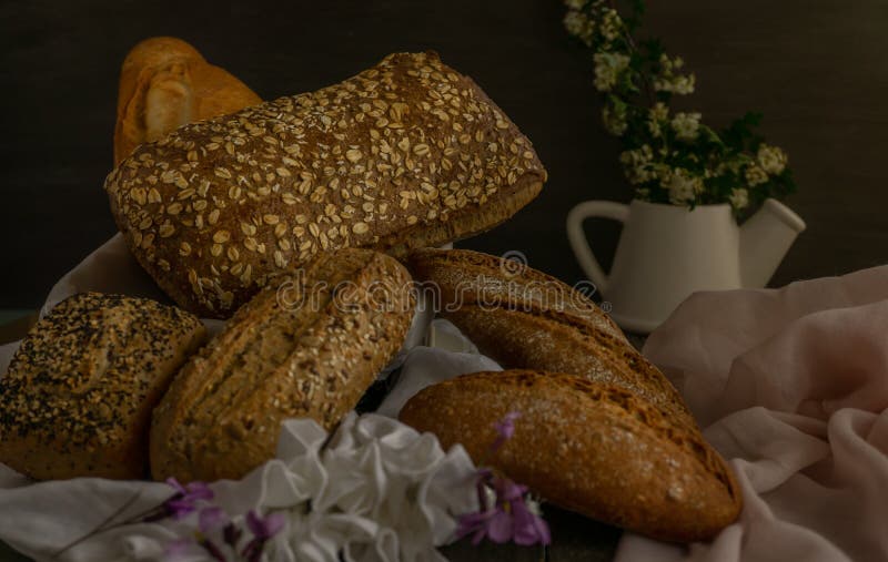 Pão fresco feito de diferentes sementes fotos de stock