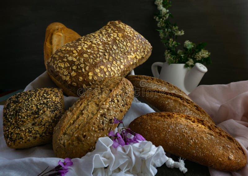 Pão fresco feito de diferentes sementes foto de stock