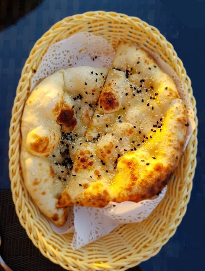 Pão liso tradicional árabe Fundo para um cartão do convite ou umas felicitações imagens de stock Pão liso tradicional árabe Fundo para um cartão do convite ou umas felicitações imagens de stock