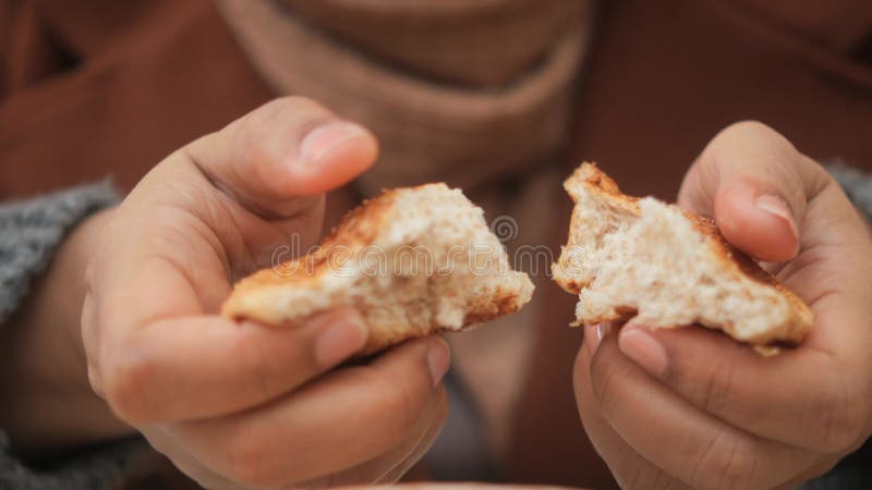 Pão quebrando mão de mulher filme