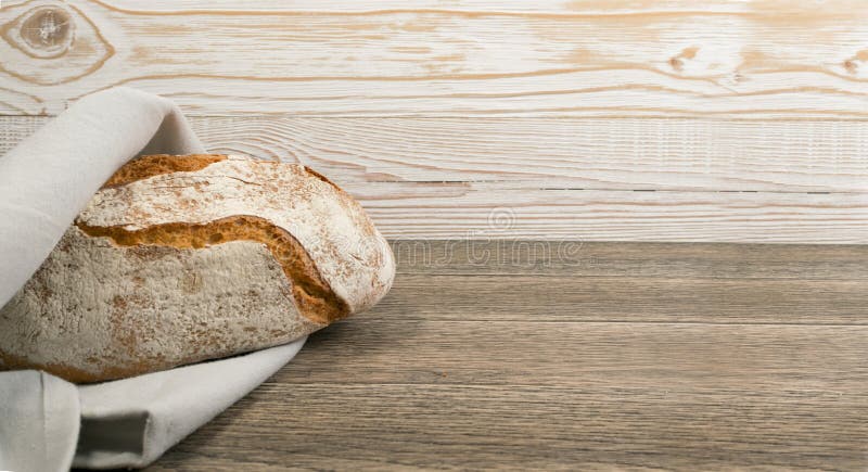 Pão tradicional recentemente cozido no fundo rústico imagens de stock royalty free Pão tradicional recentemente cozido no fundo rústico imagens de stock royalty free