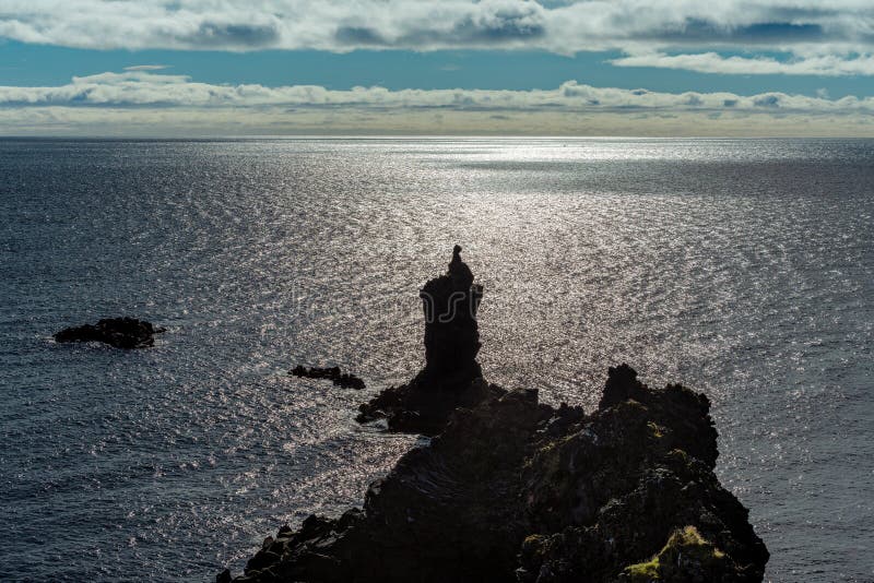 Północnego Atlantyku ocean od zewnętrznej części zachodni Iceland. Widok nad za północnego atlantyku oceanie od zewnętrznego punktu zachodni Iceland z lawowymi formacjami i jaskrawym światłem słonecznym