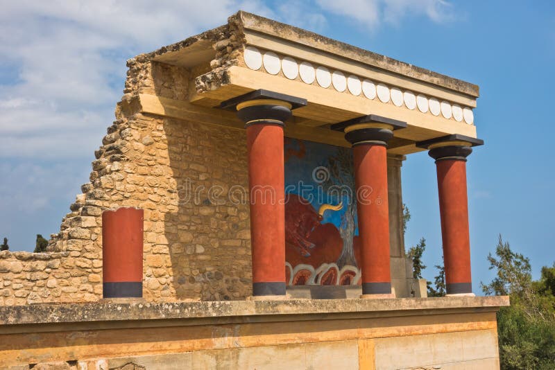 Północny wejście pałac Knossos dekorował z byka freskiem, lokalizować blisko Heraklion schronienia, wyspa Crete zdjęcia stock Północny wejście pałac Knossos dekorował z byka freskiem, lokalizować blisko Heraklion schronienia, wyspa Crete zdjęcia stock