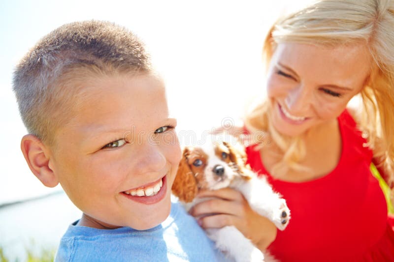 Pälsmamma och barn med hund efter adoption, hundvård och sammankoppling med lycka. Familjemän och arkivbilder