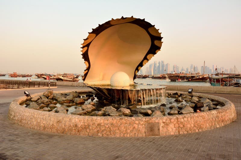 Pärlemorfärg monument i Doha på soluppgång royaltyfri bild Pärlemorfärg monument i Doha på soluppgång royaltyfri bild