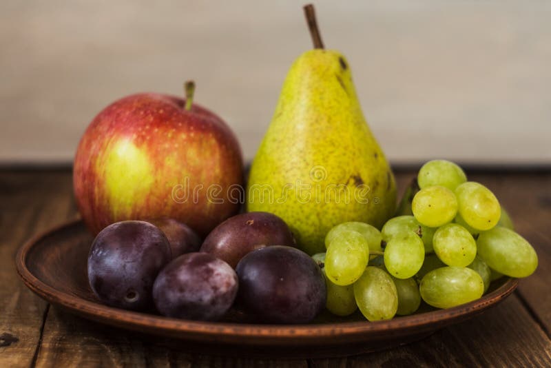 Päron för plommon för äpple för fruktplattadruvor fotografering för bildbyråer Päron för plommon för äpple för fruktplattadruvor fotografering för bildbyråer