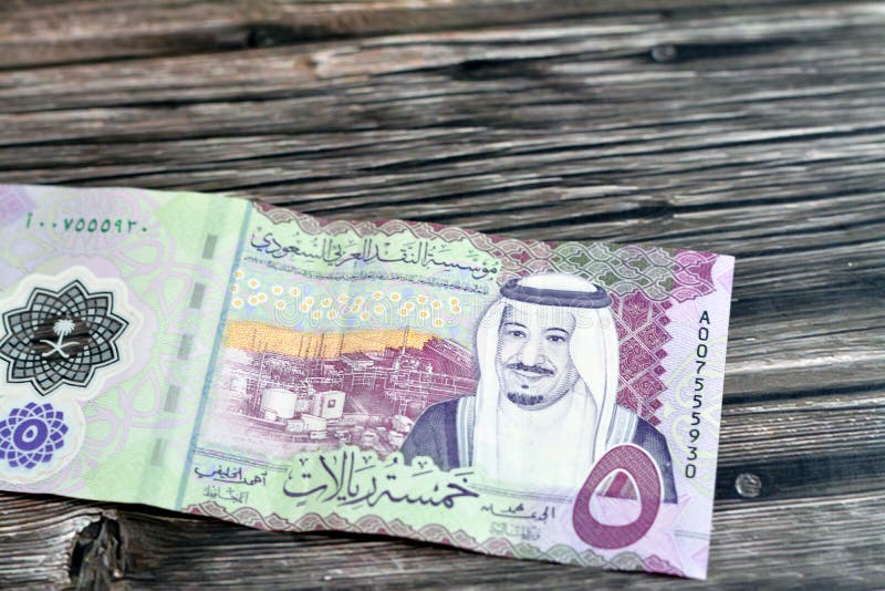 På andra sidan av den nya polymeren 5 sar fem saudi arabia riyals cash money-sedel Bill series 1441 ah har shaybah-olja arkivbilder