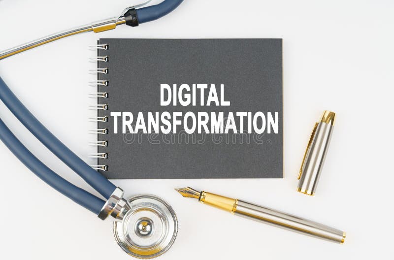 På en vit bakgrund finns ett stetoskop i en penna och en bärbar dator med den digitala omvandlingen inskrivet arkivfoton
