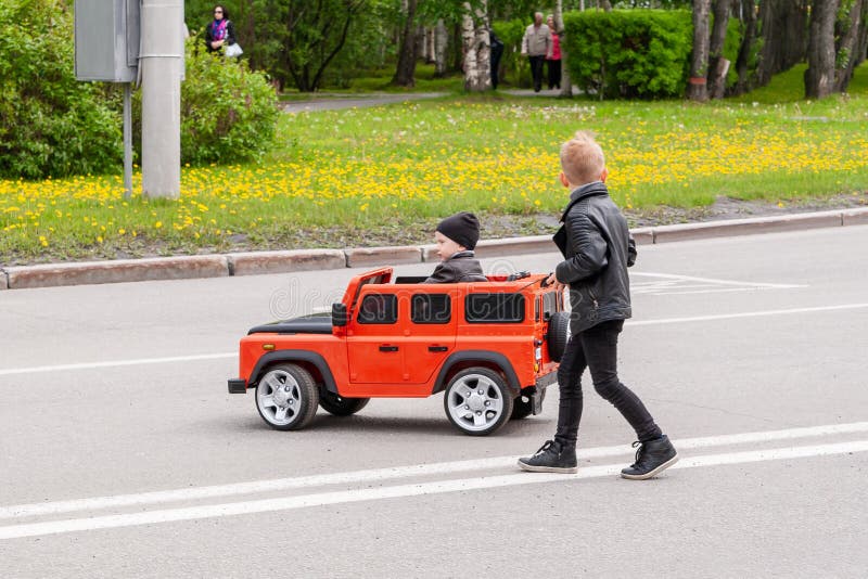 På festivalen rider barn på stora leksakbilar arkivbilder På festivalen rider barn på stora leksakbilar arkivbilder