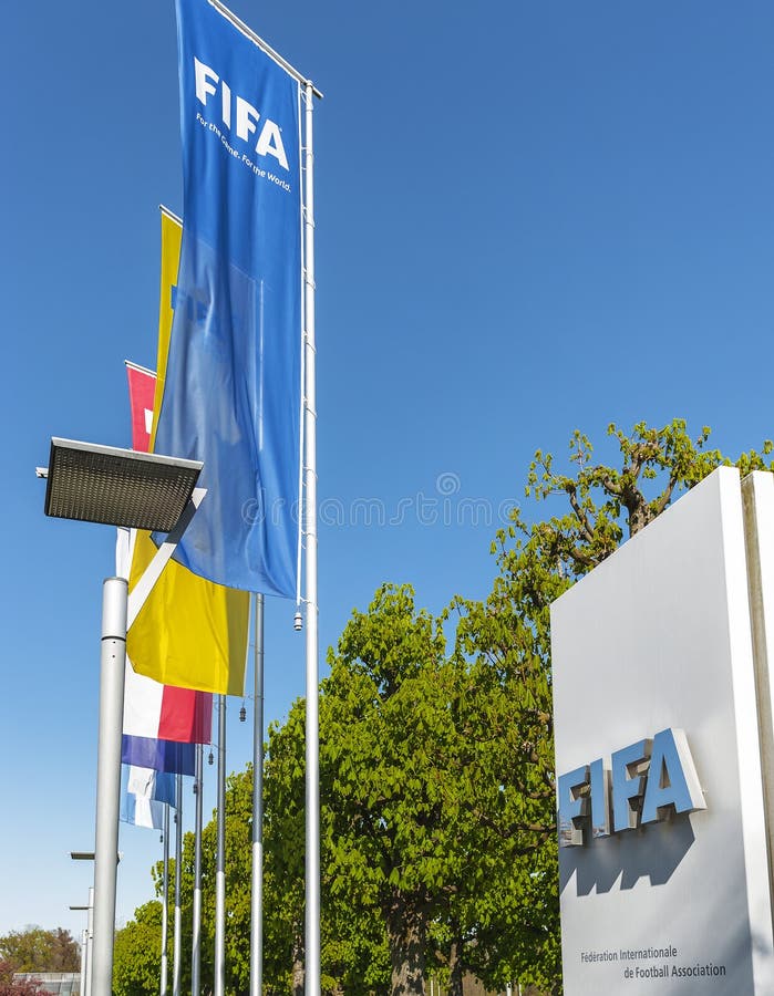 På ingången till FIFA högkvarter arkivbild På ingången till FIFA högkvarter arkivbild