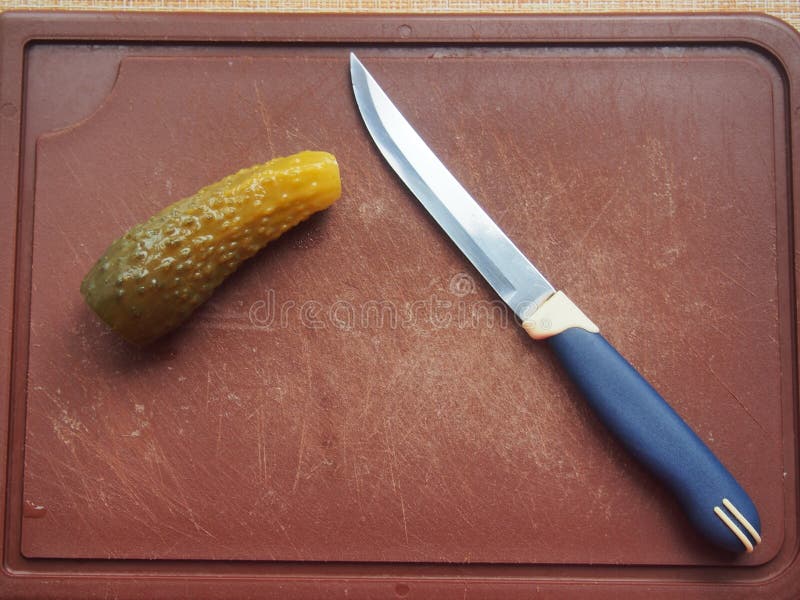 På styckningsskivan är en pickel och en kniv. Plocket är klippt i skivor. dödliv