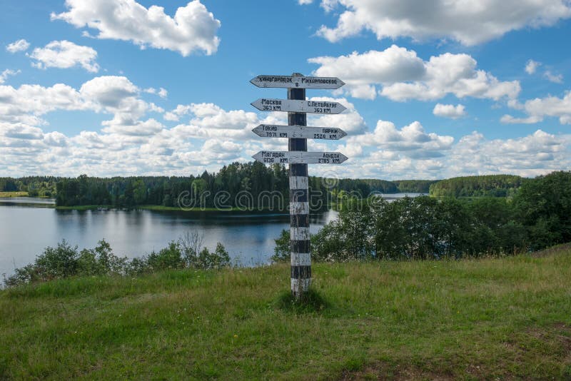På tvärgatorna royaltyfri bild På tvärgatorna royaltyfri bild