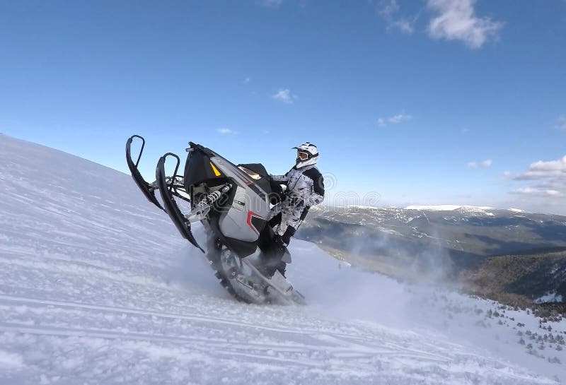 På vintern hoppar man i snömobilen arkivbild
