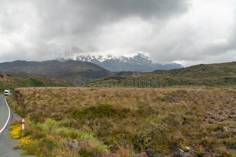 På vägen som monterar Ruapehu, nyazeeländskt landskap arkivfoto På vägen som monterar Ruapehu, nyazeeländskt landskap arkivfoto