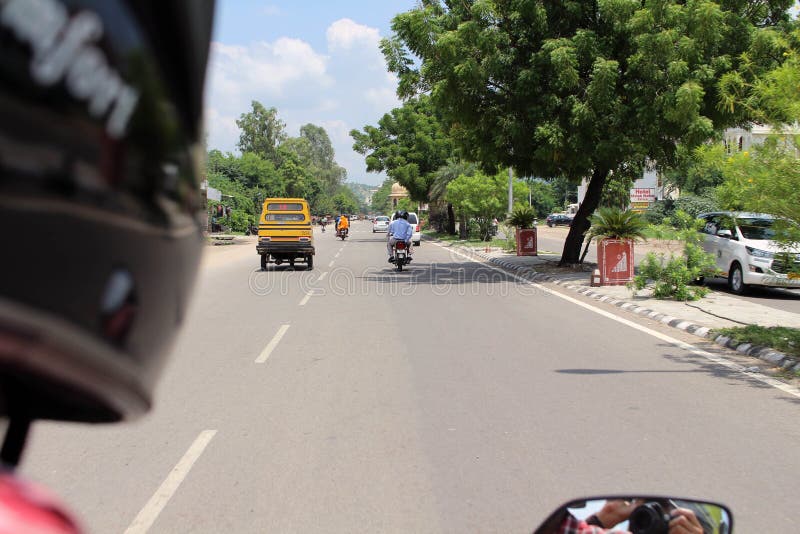 På vägen till Ameren eller Amber Fort av Jaipur på en motorcykel fotografering för bildbyråer På vägen till Ameren eller Amber Fort av Jaipur på en motorcykel fotografering för bildbyråer