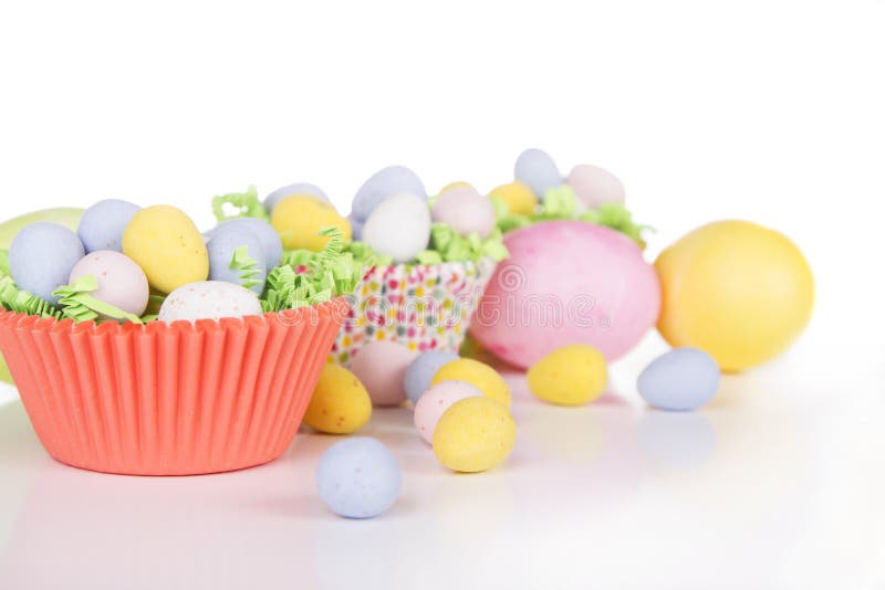 Påskgodis i färgrika muffinomslag arkivbild