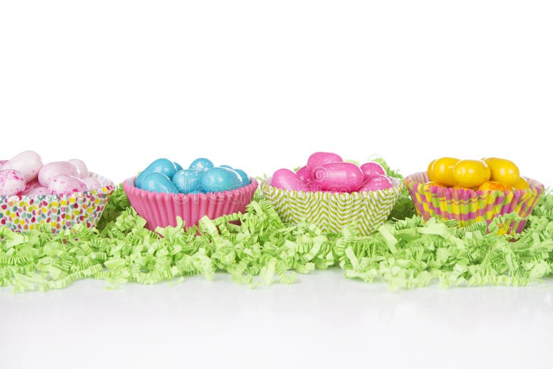 Påskgodis i färgrika muffinomslag arkivfoto
