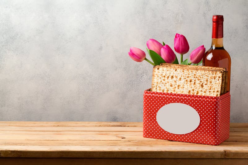 Påskhögtidberömbegreppet med matzohen, vin och tulpan blommar över ljus bakgrund royaltyfri bild Påskhögtidberömbegreppet med matzohen, vin och tulpan blommar över ljus bakgrund royaltyfri bild