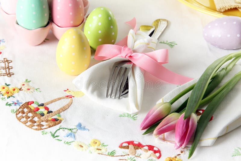 Påskställeinställning på en elegant linnetabelltorkduk Denna traditionella inställning för feriefrunchstället inkluderar målade ä arkivfoton Påskställeinställning på en elegant linnetabelltorkduk Denna traditionella inställning för feriefrunchstället inkluderar målade ä arkivfoton