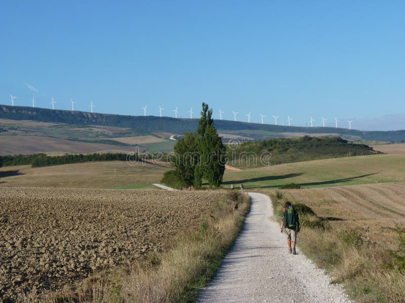 Pèlerins le long de la route de St James Les gens marchant sur Camino De Santiago image libre de droits Pèlerins le long de la route de St James Les gens marchant sur Camino De Santiago image libre de droits