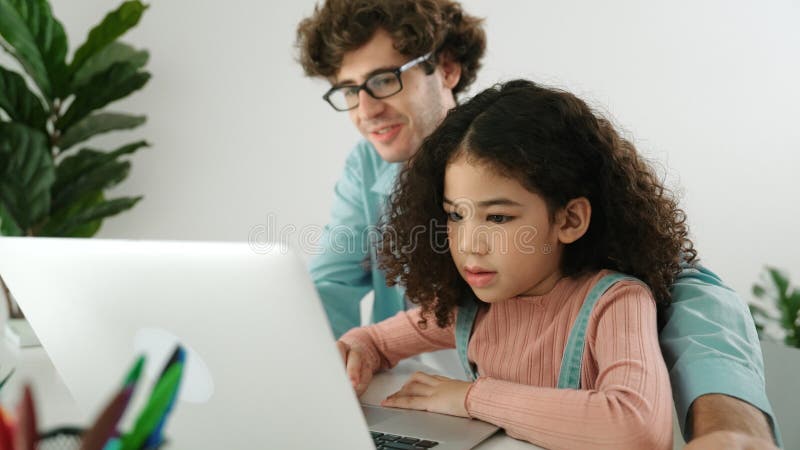 Père caucasien enseignant à sa fille à propos de l'invite de codage. pédagogie. images stock