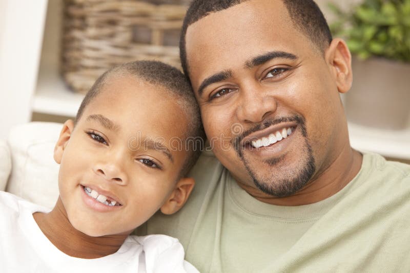 Père d'Afro-américain et famille heureux de fils images stock