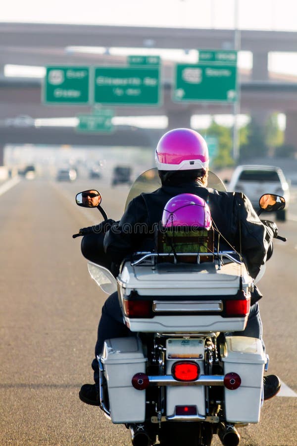 Père Daughter Riding Motorcycle sur l'autoroute photographie stock libre de droits Père Daughter Riding Motorcycle sur l'autoroute photographie stock libre de droits